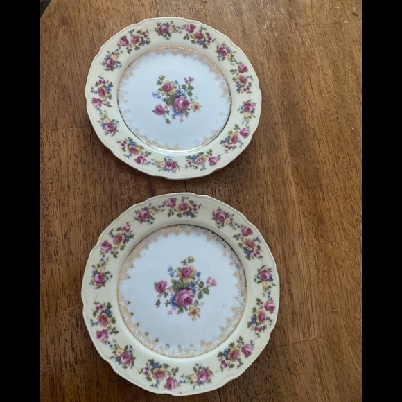 2 plates
Gold castle plates - Picture 2 of 2